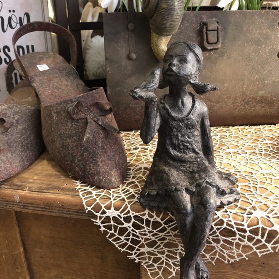 Mädchenfigur Kantenhocker