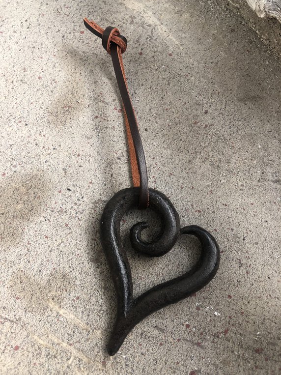 Herzanhänger aus Gusseisen braun