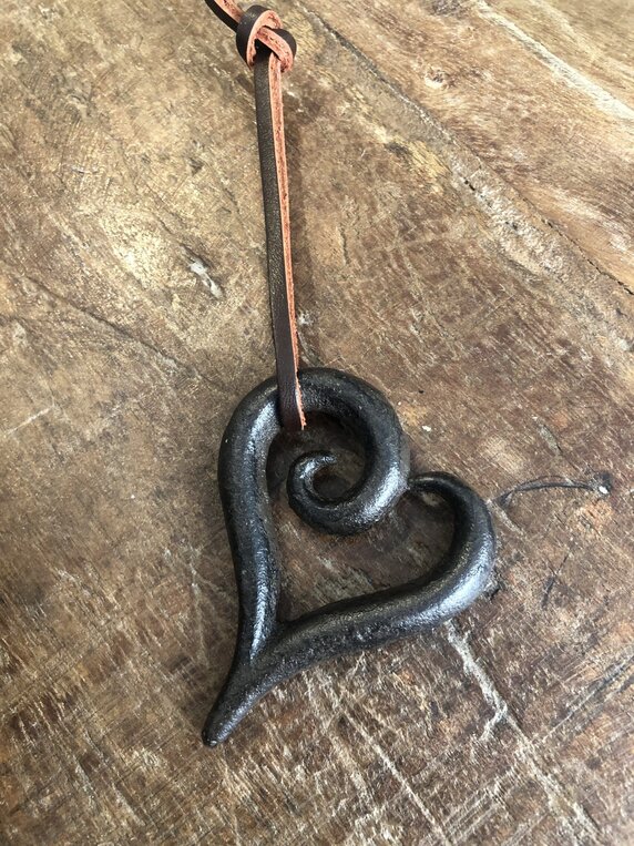 Herzanhänger aus Gusseisen mit Lederband 6,5 x 5 cm – Bild 2