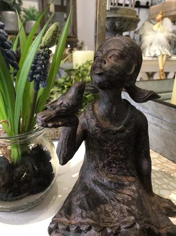 Mädchenfigur wunderschöne Kantenhocker mit Vogel 24 cm – Bild 3