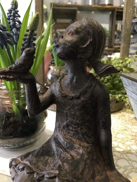 Mädchenfigur wunderschöne Kantenhocker mit Vogel 24 cm – Bild 4