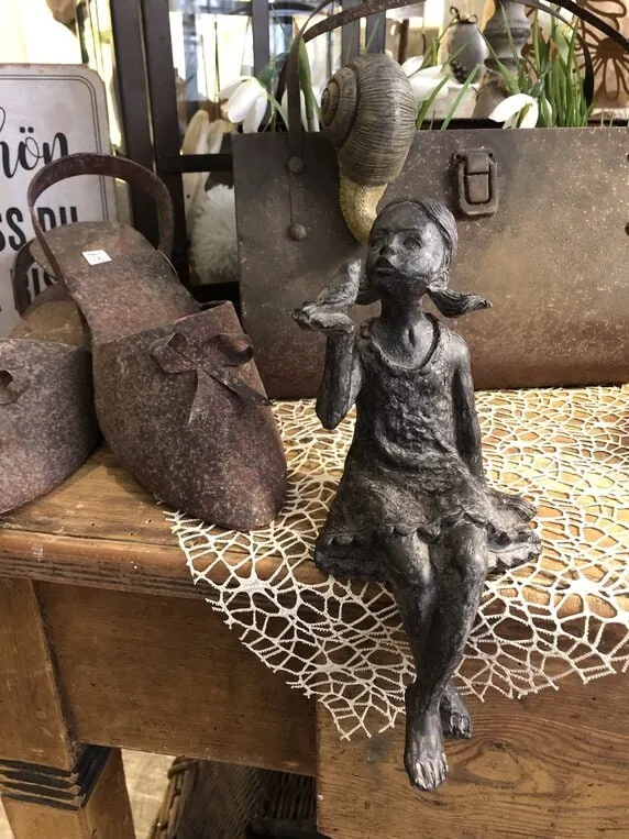 Mädchenfigur Kantenhocker