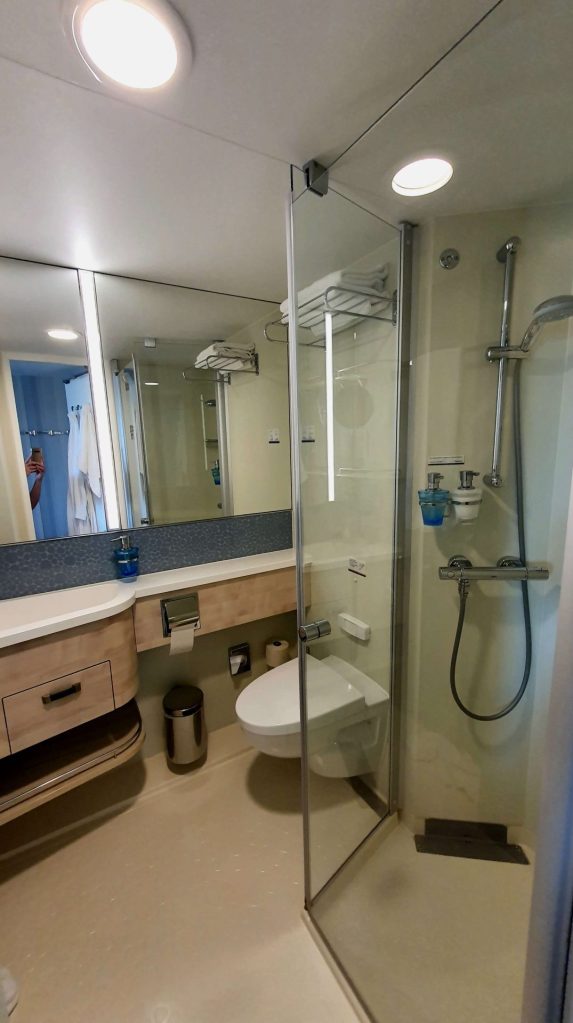 Badezimmer in der Balkonkabine Mein Schiff