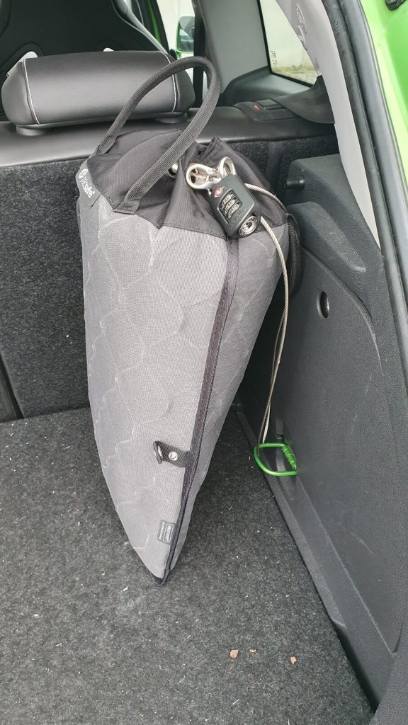 Travelsafe Befestigung im Auto - Reise-Gadgets