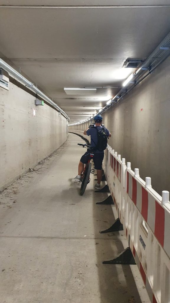 Fahrradweg unter der Startbahn Flughafen Frankfurt