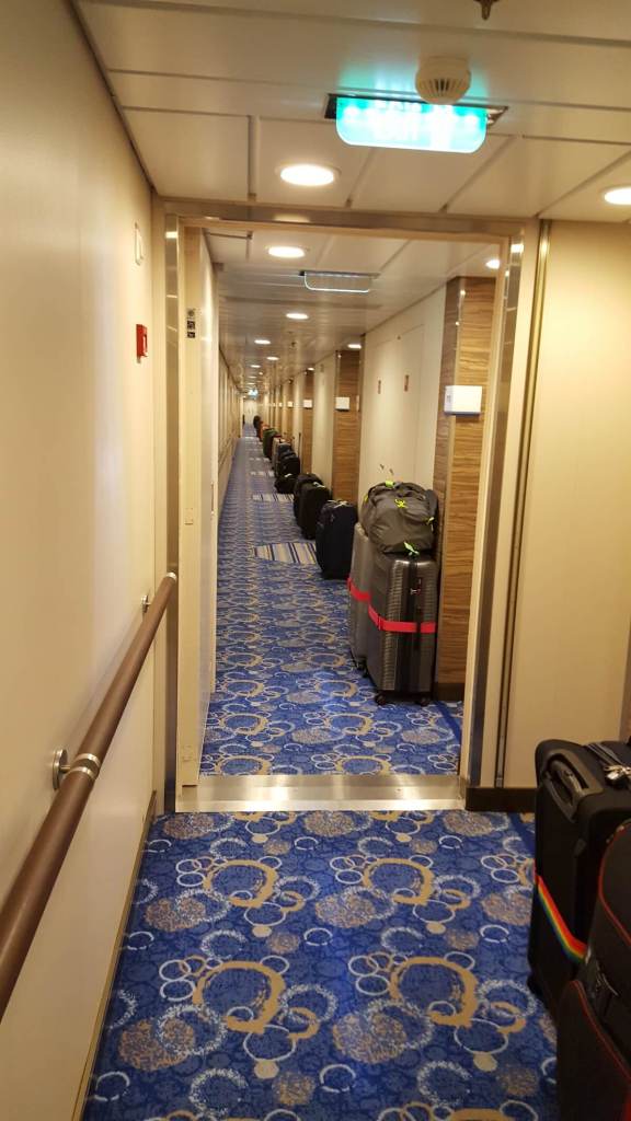 Die Koffer stehen vor der Kabine bereit