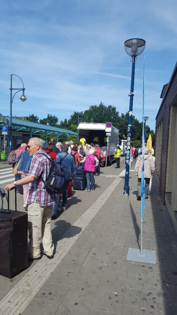 Gepäckabgabe am Bahnhofe in Bremerhaven