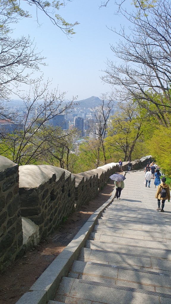 Wanderung hinauf zum Seoul Tower