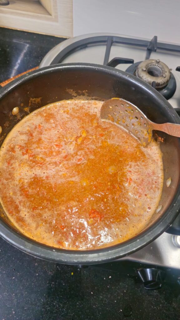 pour in the tomaoto puree