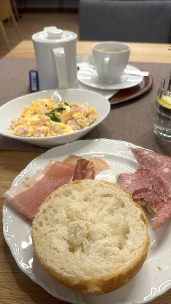 Angefressenes Brötchen und Rührei mit Schinken. Sorry, hatte Hunger...
