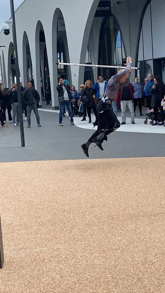 Dettaglio superficie PRIMA DRAIN STONE®: ghiaia naturale legata con resina poliuretanica trasparente per percorsi pedonali sostenibili del retail — TO.DREAM Torino Nord, Prima Pavimenti . show inaugurazione