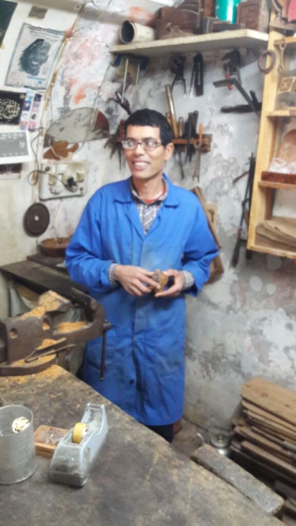 Este artesão faz belos trabalhos em madeira. Não deixe de conferir quando estiver por lá