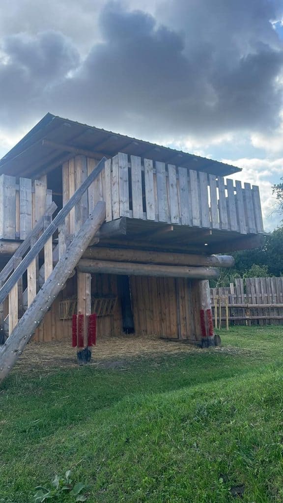 Naturholz Spielturm aus Holz mit Rutsche für kinderreiche Familien und Naturparks - Wellnesshof RaJa.