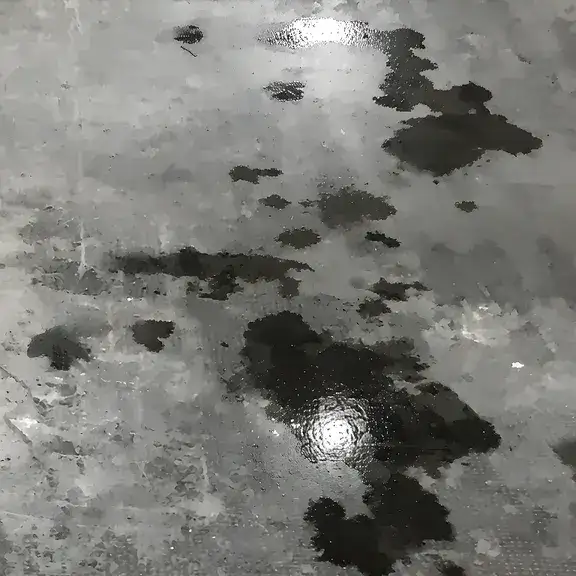 pavimento industriale contaminato da macchie di olio