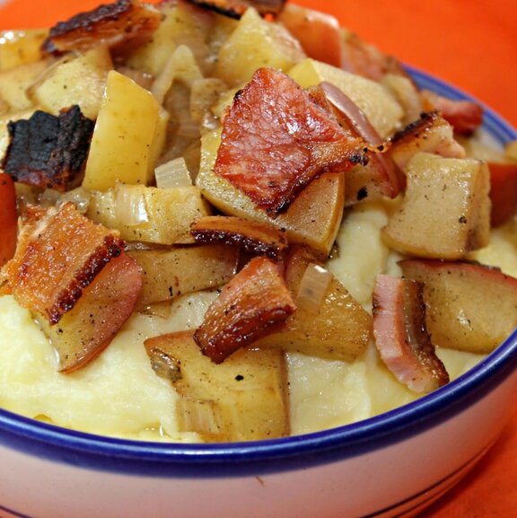 Horseradish Cheddar Mashed Potatoes with Bacon and Apples