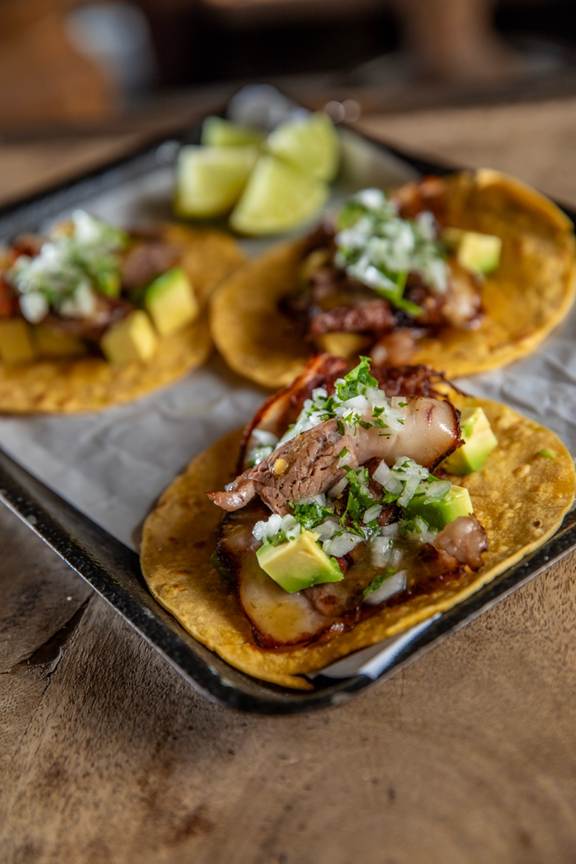 Brisket: doce horas de humo, dos minutos de sartén 3 tacos con carne la finca