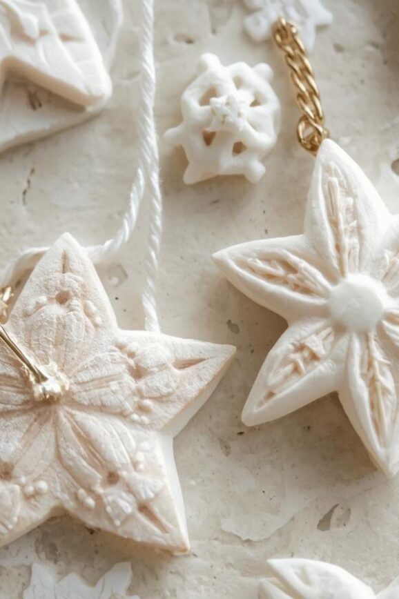 Anhaenger-und-Figuren-aus-Gips_-Sterne-Schneeflocken