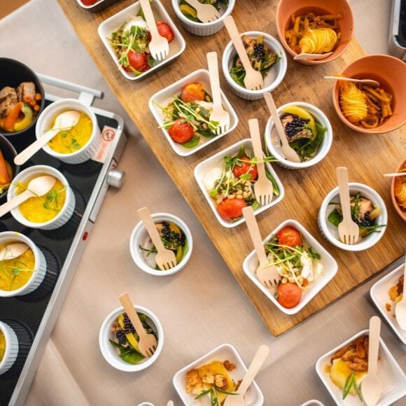 Catering-Service vom Restaurant Finest Lezzet in Düsseldorf mit mediterranen Spezialitäten für Events, Hochzeiten, Businessmeetings und private Feiern, inklusive Live-Cooking und Brunch-Angeboten. Appetiser, Suppe, warm gehalten, Salat