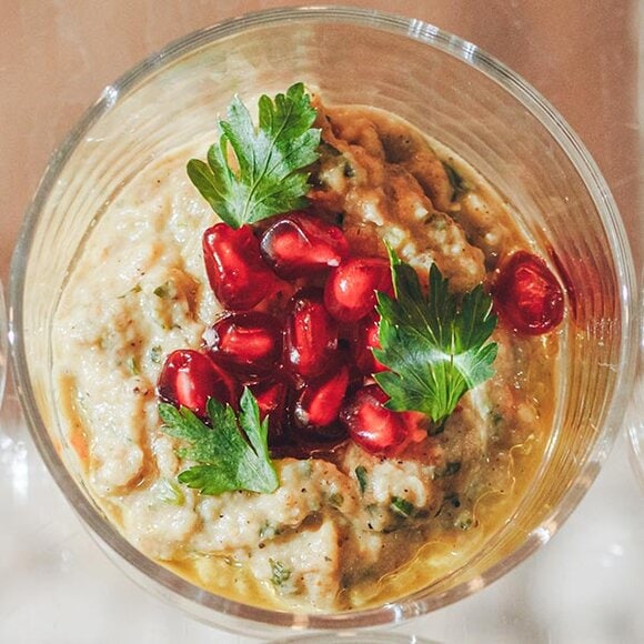 Vielfältige mediterrane Gerichte im Restaurant Finest Lezzet Düsseldorf – Fleisch, Fisch, vegetarische Speisen, frische Salate, süße Desserts, Brunch-Angebote, Open Kitchen und Catering für Events.