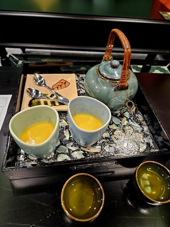 고급스러운 찻잔과 정갈한 다과 세트 포함.