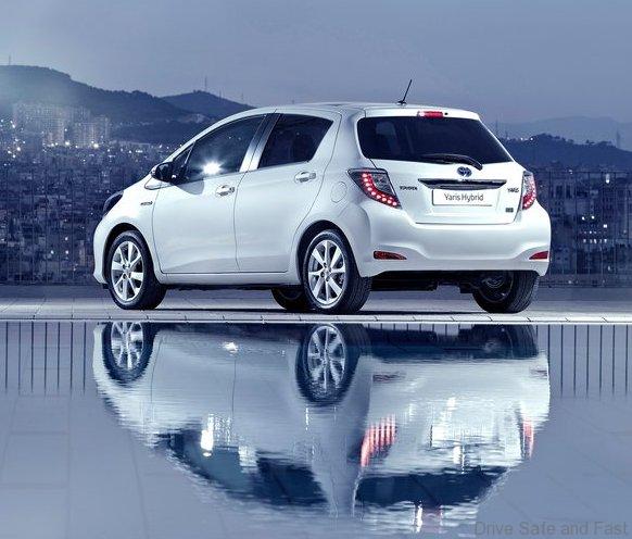 Toyota-Yaris_Hybrid_2013_800x600_wallpaper_21