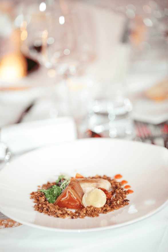 Eingedeckter-Tisch-mit-Hochzeit-Hauptspeise-Gaenge-Menue