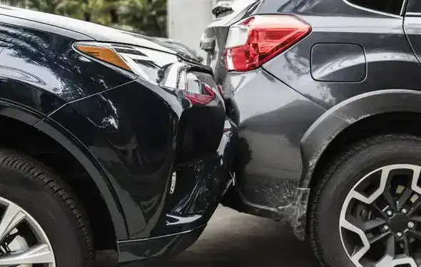 Ilustrasi mobil menabrak mobil lainnya | Sumber gambar: forbes.com