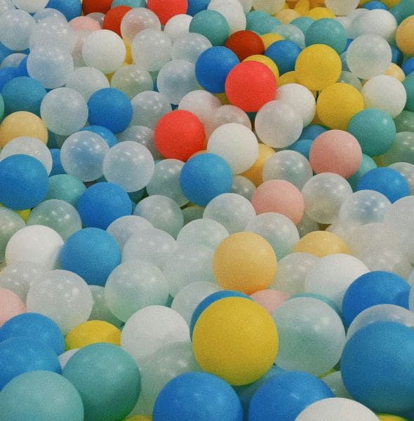 Bolas decorativas utilizadas em festa realizada na Casa de Eventos Fluê.