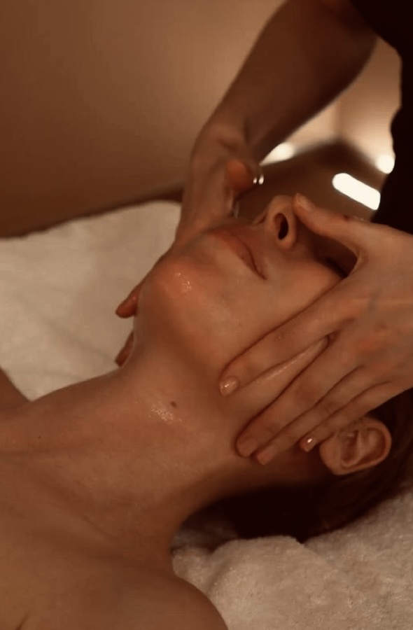 massage liftant visage, Félicita Rose Massothérapeute à domicile à Monaco et ses environs, Roquebrune Cap Martin, Cap d'Ail, Menton.
