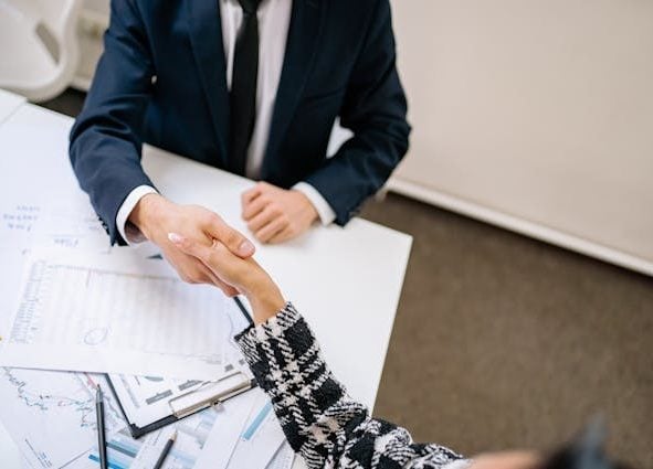 stretta di mano a rappresentare il principio della parità di trattamento tra uomini e donne introdotto con la Direttiva UE 2023/970