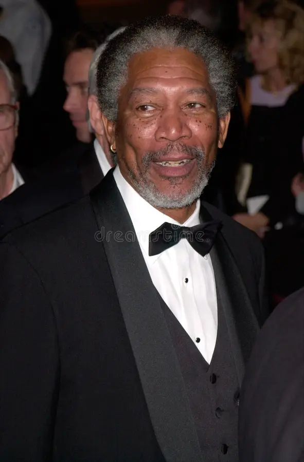 صورة للممثل الأمريكي مورغان فريمان Morgan Freeman يرتدي بدلة رسمية وربطة عنق في مناسبة رسمية