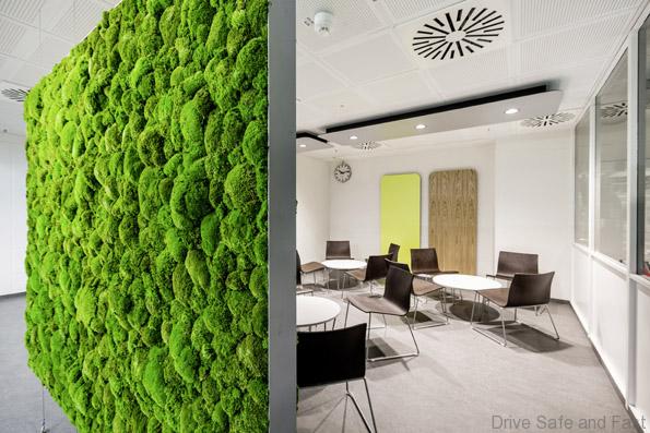 Neue Gruppenecken und Pausenraeume in deutschen Audi-Werken: Das Konzept der Mitarbeiter Lounges ist modular. Nahezu alle Komponenten lassen sich frei zusammenstellen und austauschen. Auch die Art der Waende laesst sich der Umgebung anpassen, von Paneelen ueber Glasscheiben bis zu Magnetwaenden. Neben den Gruppenecken wendet der Automobilhersteller das neue Konzept auch auf Pausenraeume an ? optional mit einem Lounge Bereich mit niedrigen Tischen und bequemen Stuehlen.