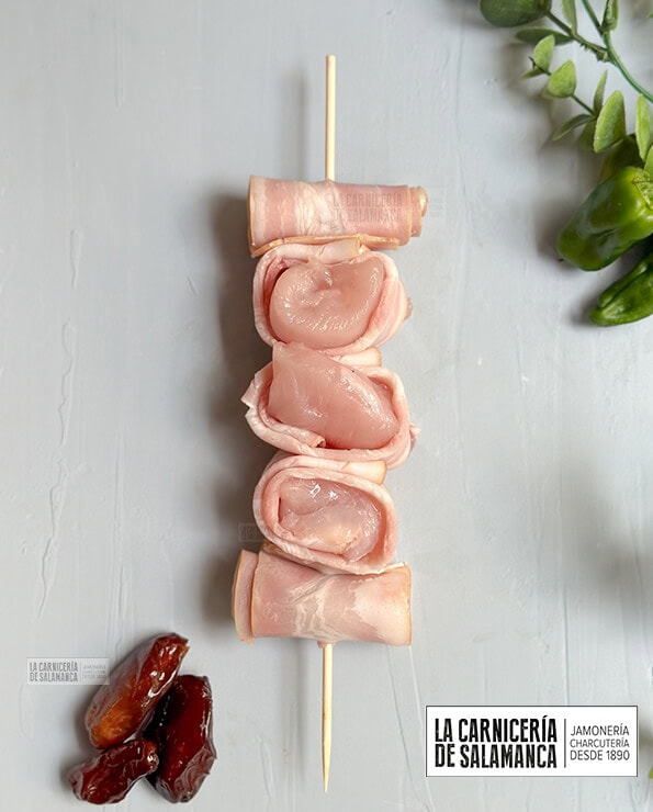 Brocheta de pollo, bacon y dátiles. Espectacular para barbacoa.