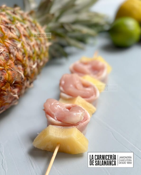 Brocheta de pollo y piña, espectacular carne para barbacoa.
