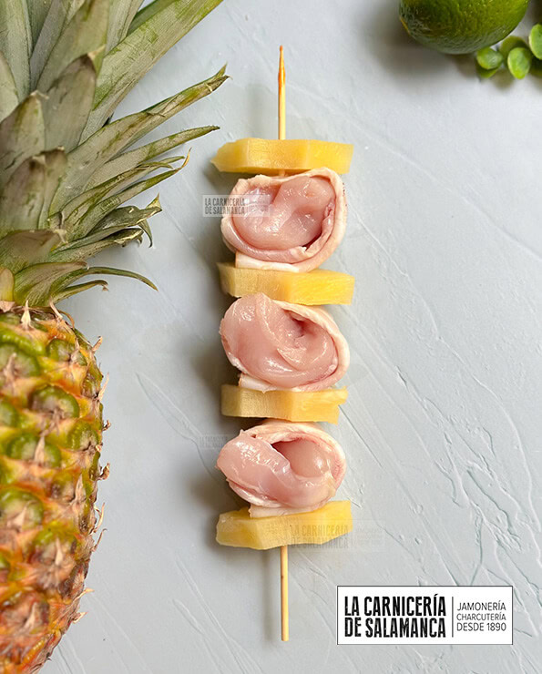 Brocheta de pollo y piña, espectacular carne para barbacoa.