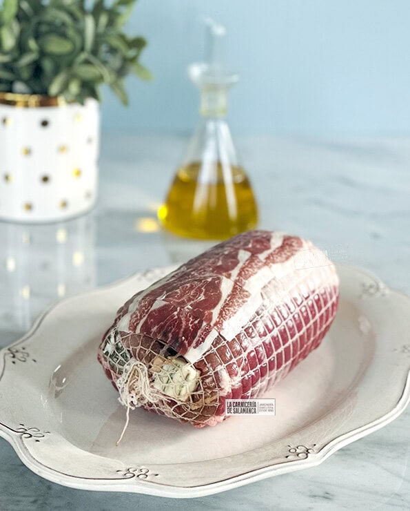lomo ibérico relleno de jamón, disponible para comprar online en La carnicería de Salamanca. Listo para asar o guisar. Receta de lomo de cerdo relleno, en este caso lomo de cerdo ibérico, relleno de jamón ibérico. Una carne muy especial que bien cocinada resulta espectacular. Esta carne está disponible para comprar online en La Carnicería de Salamanca.