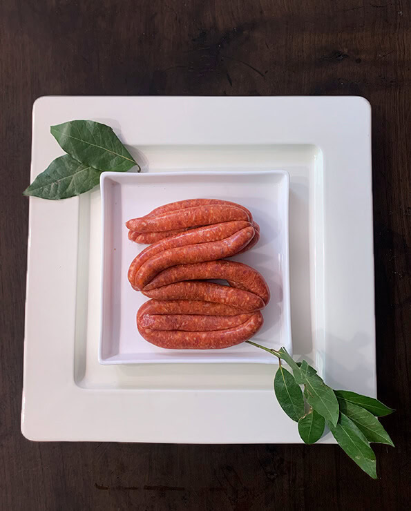 Salchichas de mezcla cerdo y ternera, salchichas rojas caseras, salchichas roja tradicionales.