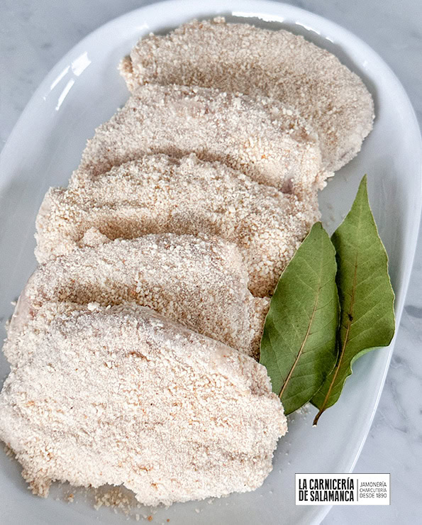 Detalle de san jacobos caseros artesanos de carnicería, empanados a mano y preparados con ingredientes de calidad.