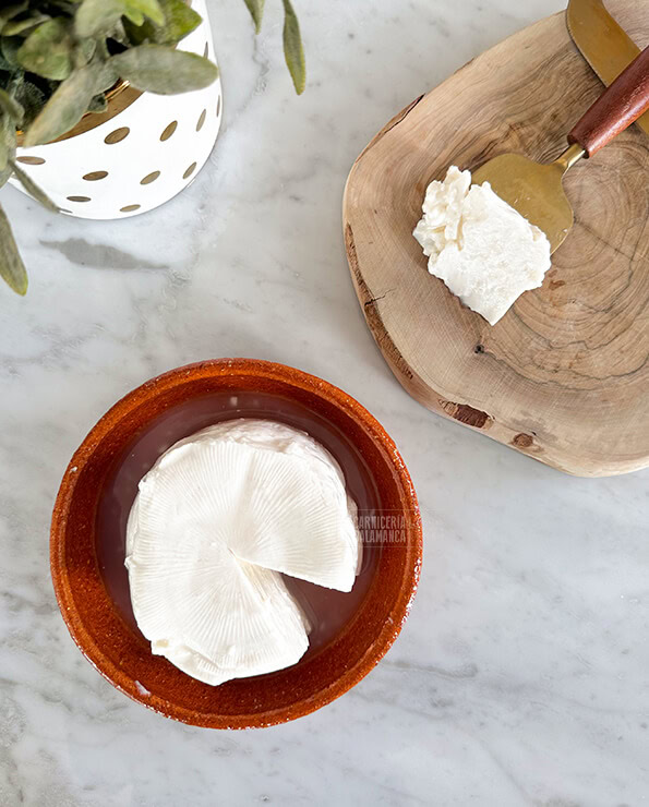 Queso fresco de cabra pasteurizado. Disponible para comprar online en la Carnicería de Salamanca.