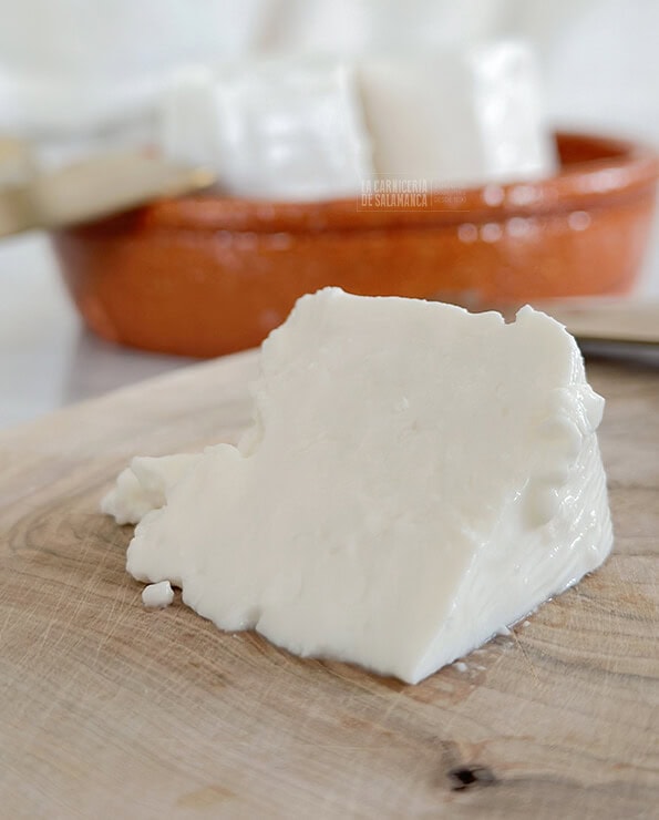 Queso fresco de cabra pasteurizado. Disponible para comprar online en la Carnicería de Salamanca.