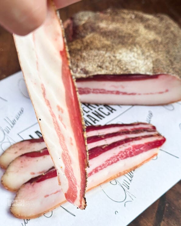 Auténtico guanciale italiano disponible para comprar online en nuestra carnicería online: la carnicería de Salamanca. Además puedes comprar todo tipo de carne online en nuestra web.