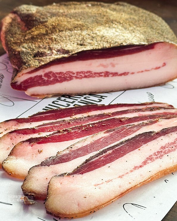 Auténtico guanciale italiano disponible para comprar online en nuestra carnicería online: la carnicería de Salamanca. Además puedes comprar todo tipo de carne online en nuestra web.