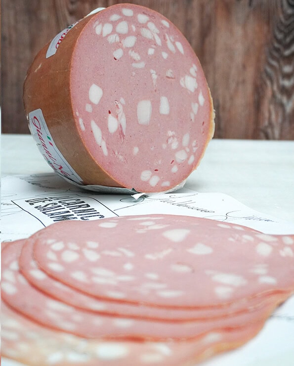 Mortadela italiana loncheada en charcutería artesanal de La Carnicería de Salamanca.