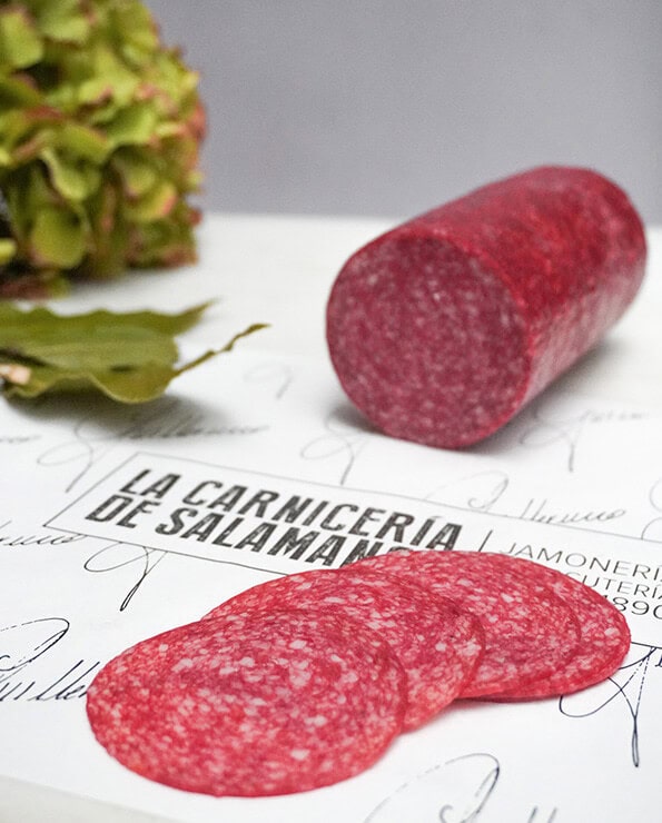 Salami loncheado en finas lonchas y envasado al vacío, disponible para comprar online en La Carnicería de Salamanca.