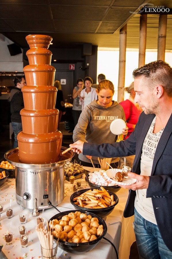 Chocoladefontein bij het dessert