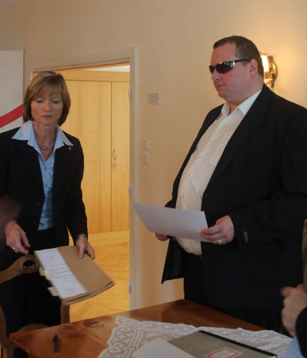 Bild: 2012 Dietmar Janoschek mit Präsidentin des Landesgerichtes Linz bei der Zeugnisübergabe und Beeidigung