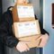 荷物を運ぶ外国人