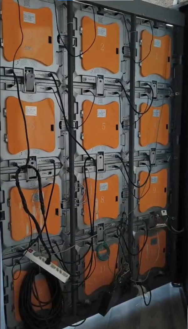 Pantalla LED modular P3.84 con 12 paneles de 60x60 cm y estructura metálica - Imagen 2