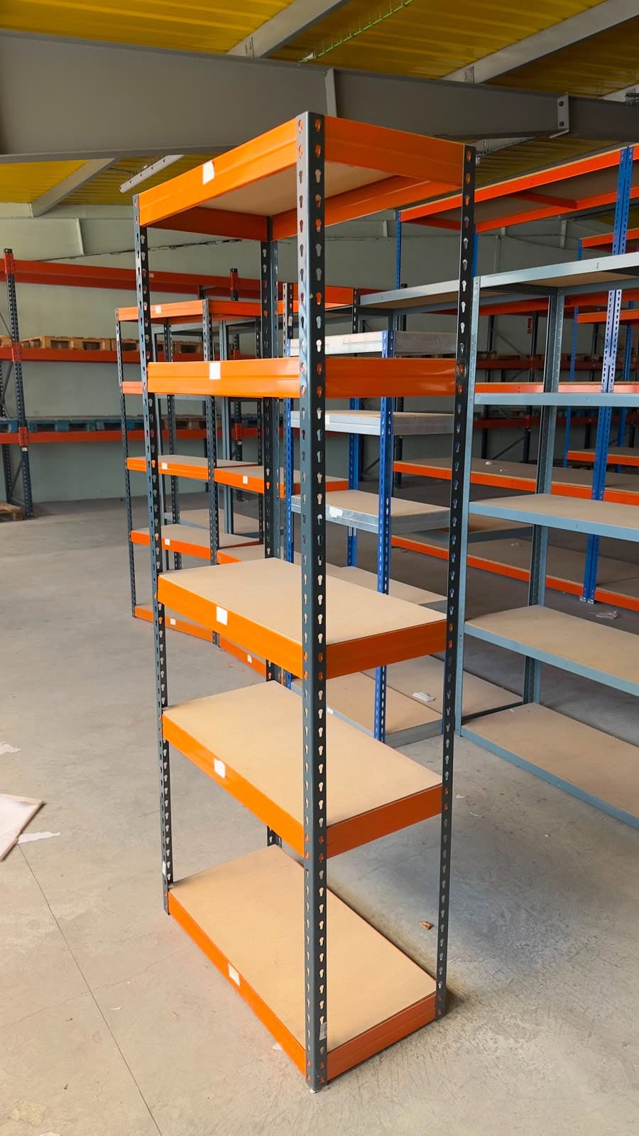 Estantería metálica modular usada de 200 cm de alto con baldas de madera