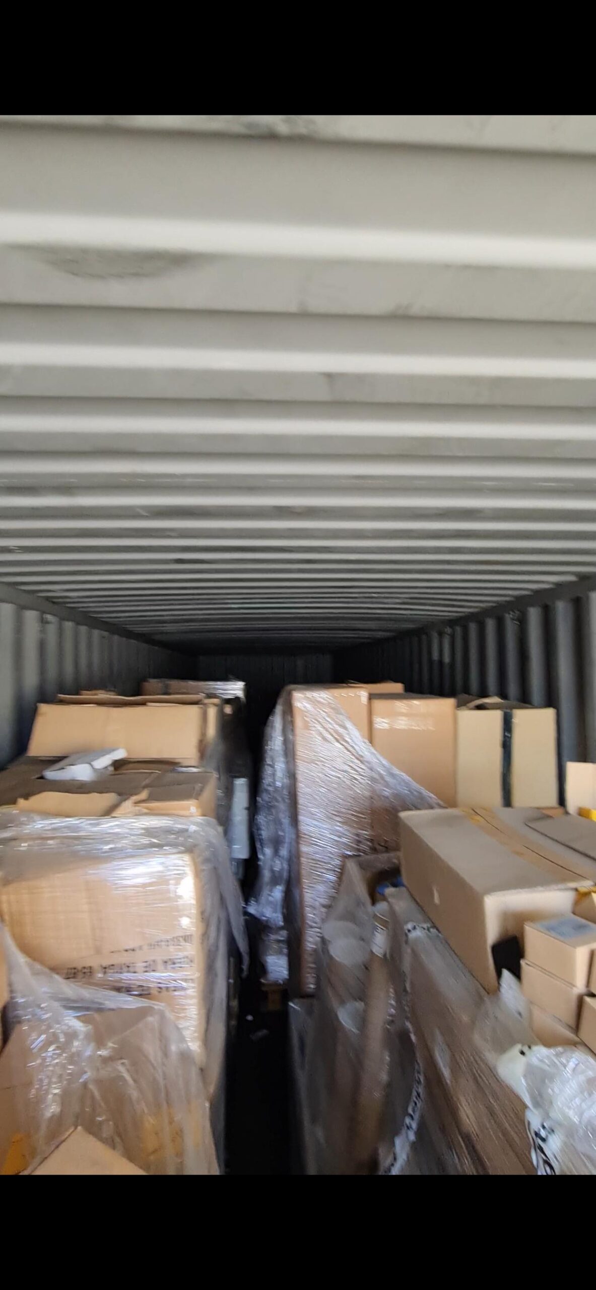 Palés con cajas de luminarias nuevas disponibles en liquidación como lote completo.